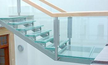 Стеклянные ступени и стеклянная площадка на лестнице в Омске. Готовые проекты ПерилаГлавСнаб