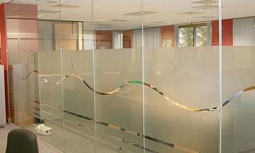 Стеклянные перегородки в офис, частично матированные купить в Омске