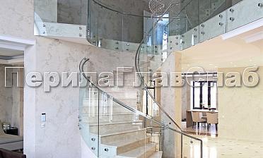 Стеклянные ограждения винтовой лестницы и баллюстрады купить в Омске