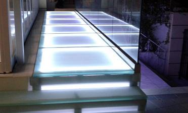 Стеклянный подиум со ступенями с подсветкой купить в Омске