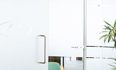 Перегородки из стекла в интерьере офиса купить в Омске