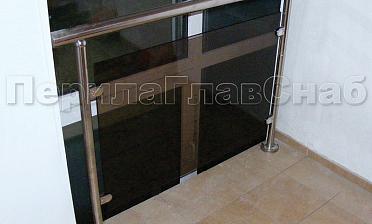 Ограждения со стеклом с крепление в пол окна на лестничной площадке купить в Омске