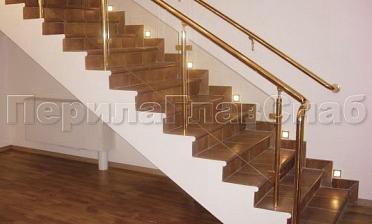 Ограждение лестницы с прозрачным стеклом, стойками и поручнем из латуни купить в Омске