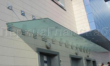 Стеклянные козырьки и навесы в Омске. Готовые проекты ПерилаГлавСнаб