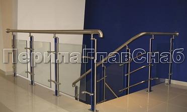 Ограждение со стойками с акриловыми вставками на спайдерных стеклодержателях купить в Омске