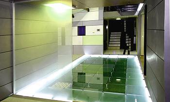 Подсветка стеклянного пола в гостинице в Омске. Готовые проекты ПерилаГлавСнаб