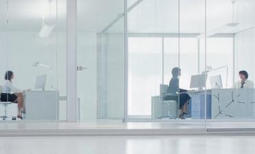 Стеклянные прозрачные перегородки в офис премиум купить в Омске