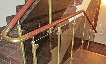 Ограждение лестницы со стеклом, тонированным в массе, стойки и завязки поручня из латуни в Омске. Готовые проекты ПерилаГлавСнаб