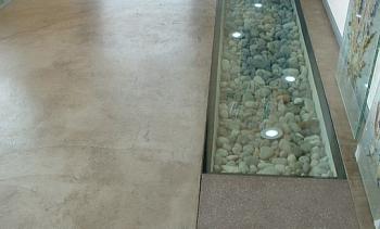 Стеклянный пол в квартиру с декоративной композицией в Омске. Готовые проекты ПерилаГлавСнаб