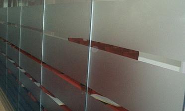 Стеклянные перегородки в офисе с закаткой пленки купить в Омске