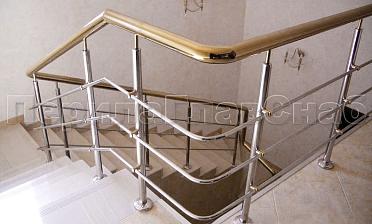 Лестничное ограждение с тремя ригелями и поручнем из латуни купить в Омске