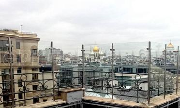 Ветрозащитное ограждение на стойках из нержавейки купить в Омске