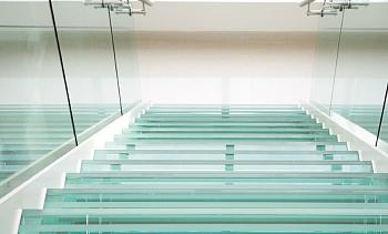 Стеклянные ступени на косоурной лестнице в доме в Омске. Готовые проекты ПерилаГлавСнаб