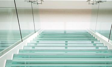 Стеклянные ступени на косоурной лестнице в доме купить в Омске