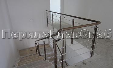 Ограждение с деревянным поручнем и стойками с деревянными вставками, с ригелями купить в Омске