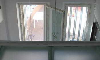 Стеклянное перекрытие из матового стекла на внутреннем балконе в Омске. Готовые проекты ПерилаГлавСнаб