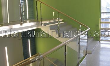 Ограждение с деревянным поручнем, стеклом и стойками купить в Омске