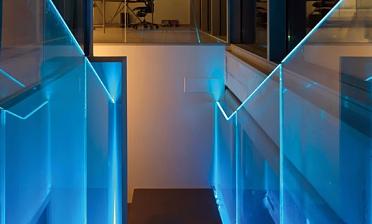 Ограждения лестниц на несущем стекле с подсветкой купить в Омске