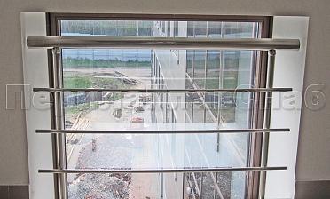 Межэтажное ограждение из нержавеющей стали с торцевым креплением для окон купить в Омске