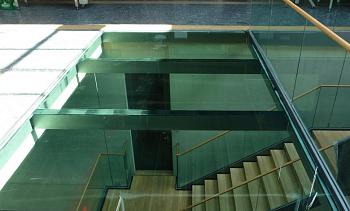 Стеклянный потолок в бизнес-центре в Омске. Готовые проекты ПерилаГлавСнаб