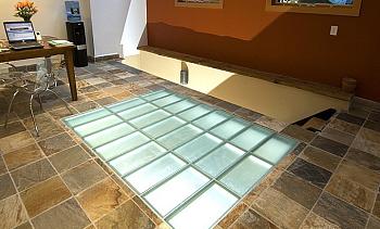 Подсветка стеклянного пола в доме в Омске. Готовые проекты ПерилаГлавСнаб