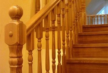 Деревянные лестницы купить в Омске