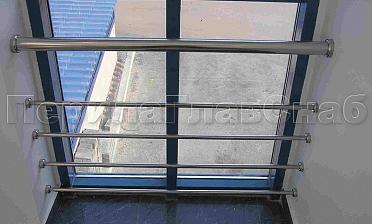 Ограждение на окнах из нержавещей трубы с ригелями купить в Омске