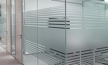 Стеклянные офисные перегородки с матовой пленкой купить в Омске