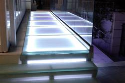 Стеклянные полы и подиумы в Омске. Готовые проекты ПерилаГлавСнаб - фото 1